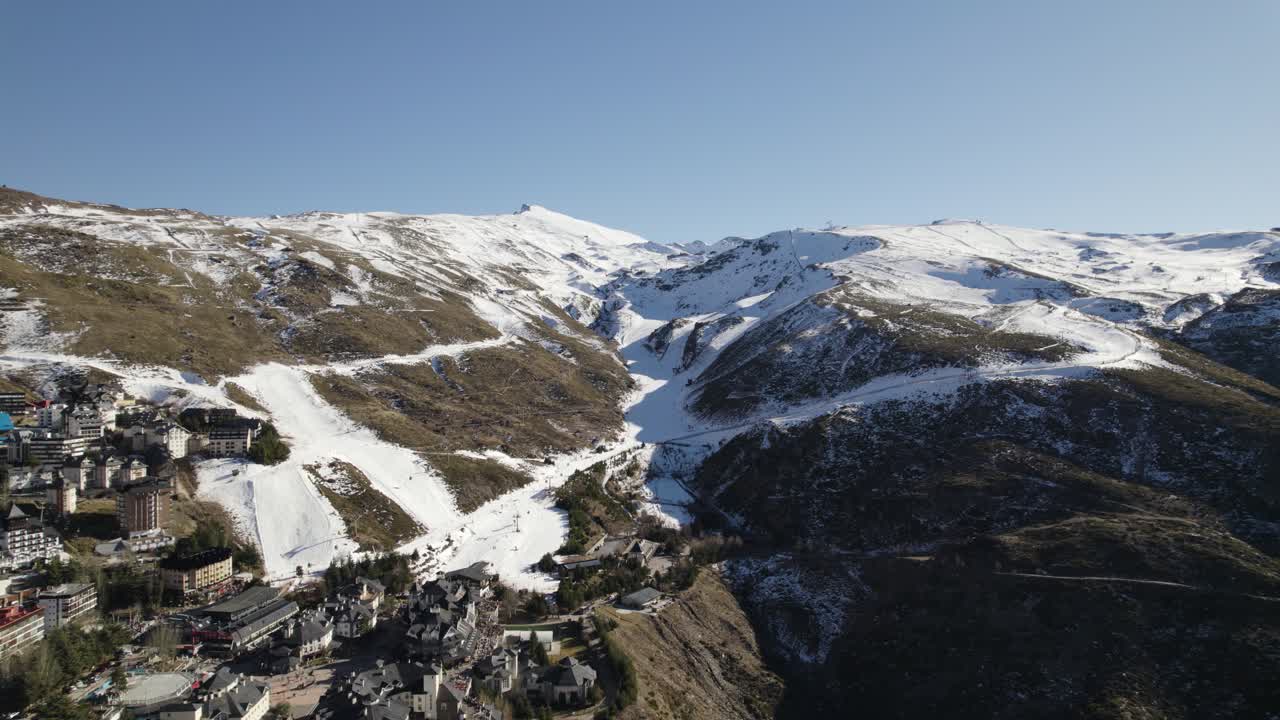 Vista aerea panoramica su una popolare stazione sciistica spagnola, Granada.