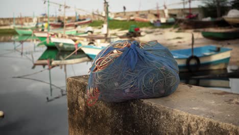 Cuerdas-De-Pesca-Con-Flotadores-Agrupados-En-Una-Red-De-Pesca-De-Malla.