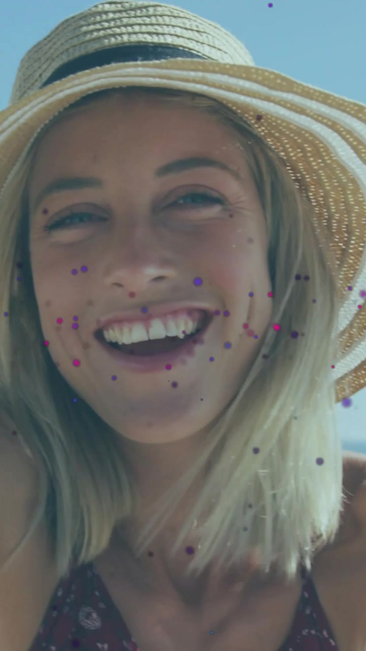 Video verticale: Donna che tocca la fotocamera, sorride e manda baci per un viaggio, filtro rosa che fluttua sul viso