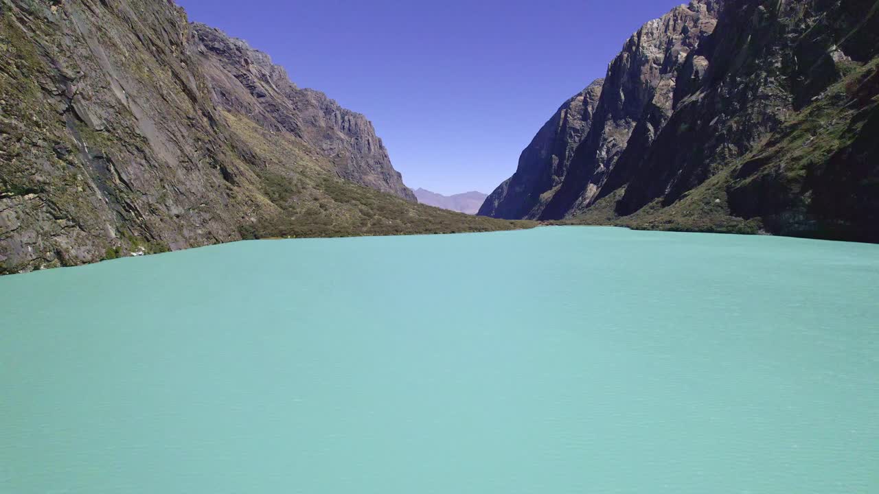 Vista aerea di un lago turchese in una valle montana