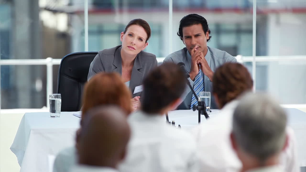 인터뷰를 하는 사업가들