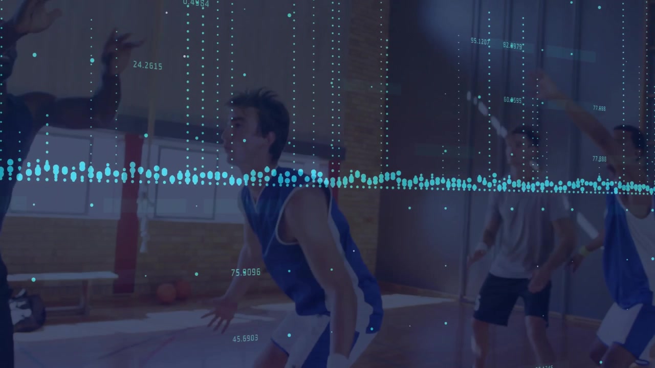 Basketballspillere træner på indendørs bane med digital data-overlay