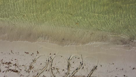 La-Cámara-Se-Inclina-Hacia-Abajo-Desde-El-Horizonte-Mostrando-El-Mar-Hasta-Veinte-Veinte-Escrito-En-La-Arena-De-Una-Playa