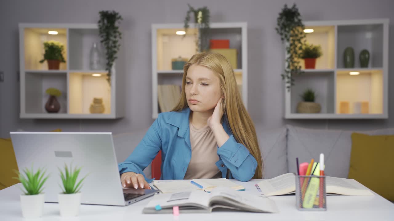 Bekymret kvindelig studerende