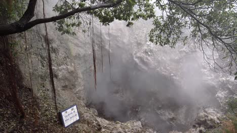 Toma-De-Cámara-De-Camión-De-Manantial-Volcánico-Natural-Con-Algo-De-Vegetación-Y-Vapor-Moviéndose-Hacia-Arriba,-Azores