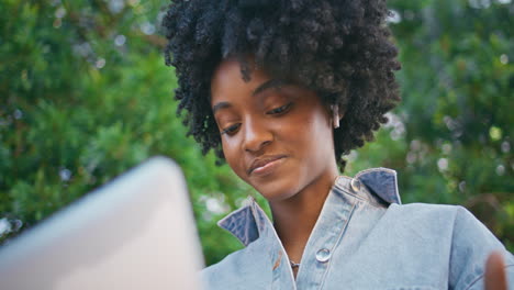 mujer usando una computadora portátil al aire libre