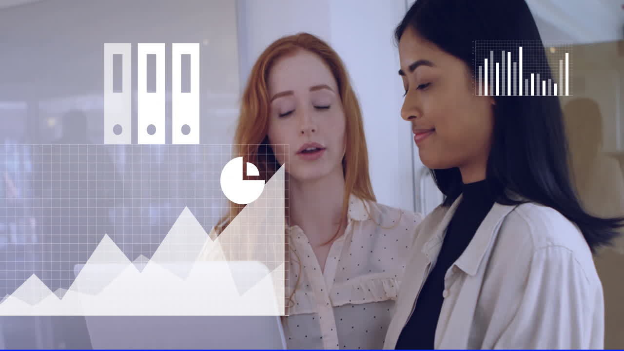 диаграммы бизнес-данных анимация над двумя женщинами, обсуждающими документы в офисе