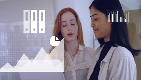 gráficos de datos de negocios animación sobre dos mujeres discutiendo documentos en la oficina