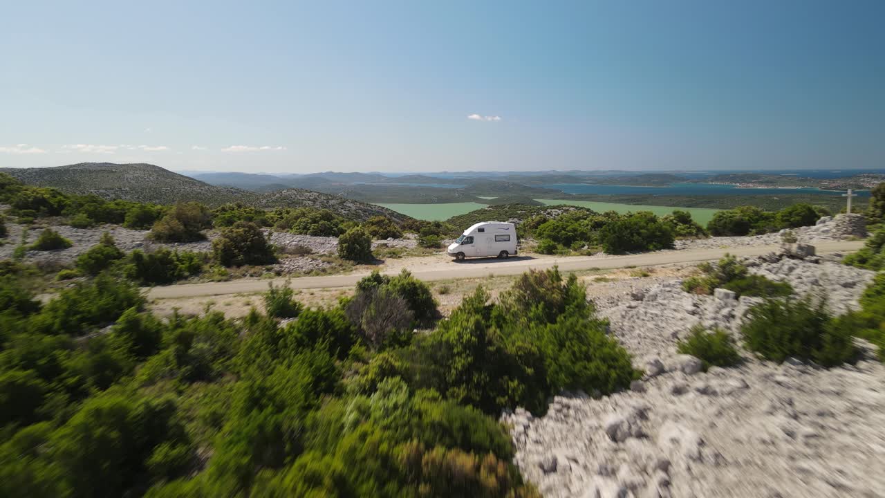 antena hacia adelante y sobre un vehículo con una increíble vista del paisaje de naturpark vransko jezero, parque natural del lago vrana, croacia
