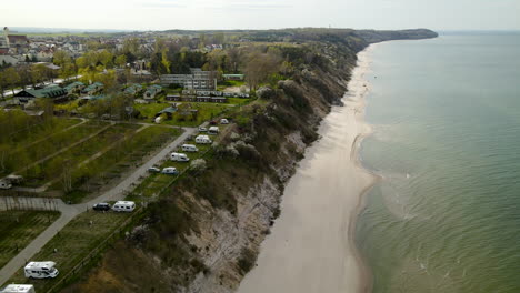 Viele-Wohnmobile-Auf-Dem-Campingplatz-Am-Steinstrand-Nahe-Der-Ostsee-In-Władysławowo,-Polen