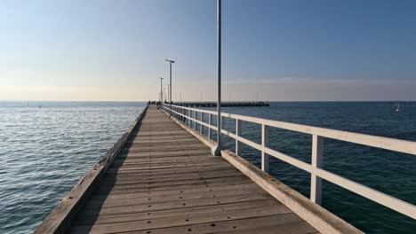 un paseo sereno en un muelle de madera