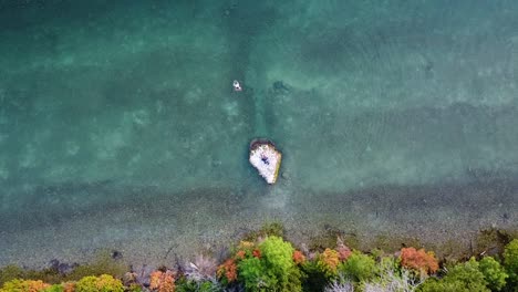 Frau-Schwimmt-Zum-Felsen-Im-Lake-Huron,-Michigan