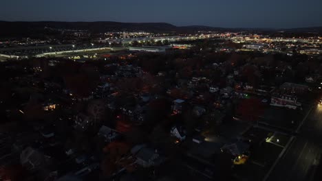 Zersiedelung-Der-Amerikanischen-Stadt-Bei-Nacht