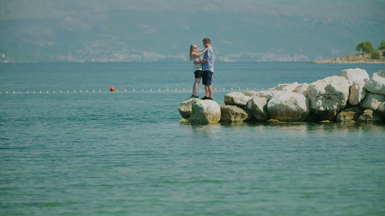 손을 잡고 해안을 걷는 커플