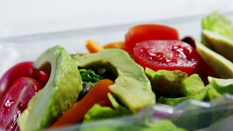 verduras frescas en envases de plástico