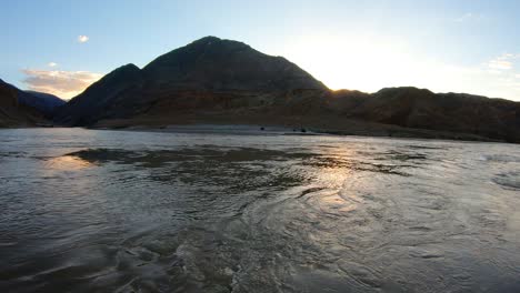 La-Confluencia-Y-Convergencia-Del-Río-Zanskar-Y-El-Indo-Con-Montañas-Y-Sol-En-El-Flujo-De-Fondo-De-Agua-Pura-De-Las-Montañas