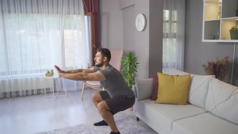 hombre deportivo practicando yoga para una columna vertebral saludable y un día productivo.