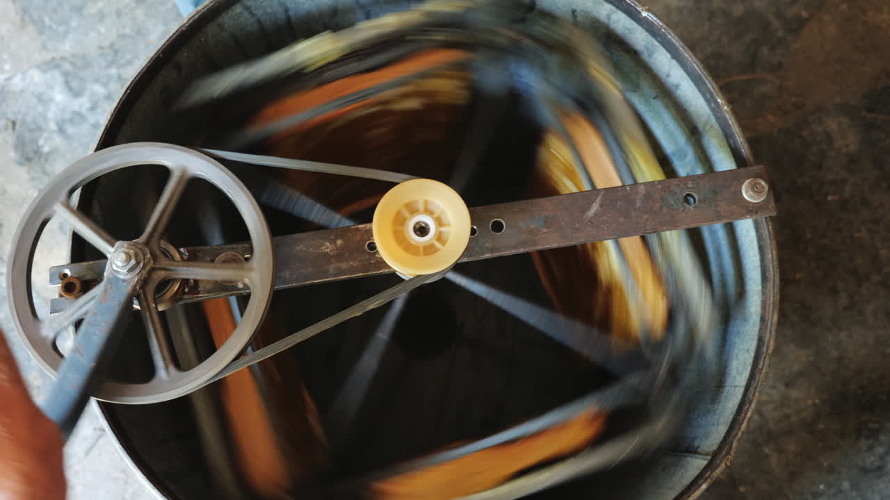 가정용 4k 비디오에서 기계로 꿀을 추출하는 양봉가