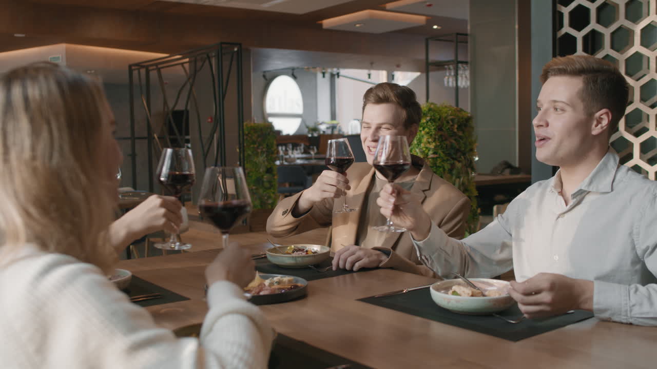 저녁 식사를 축하하는 친구들