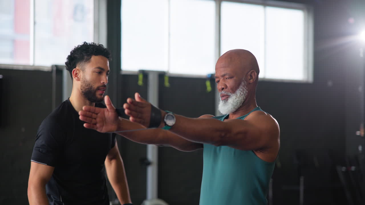 hombre mayor realizando ejercicios de brazo con banda de resistencia