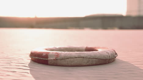 buya salvavidas en la playa de la ciudad al atardecer