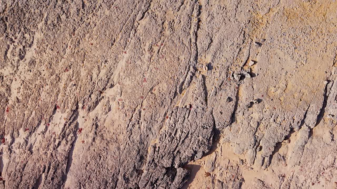 vista de pájaro de las delgadas capas de rocas erosionadas en el lado norte seco de curaçao