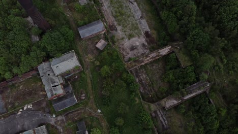 Abandonada-Antigua-Mina-De-Carbón-Cubierta-De-Vegetación-Edificios-De-Museos-Industriales-Vista-Aérea-En-La-Azotea-De-Arriba-Hacia-Abajo