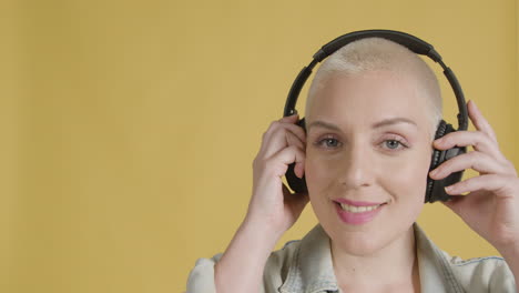 modelo femenino posa con auriculares sobre la oreja 05