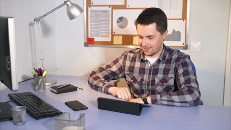 hombre trabajando en una tableta en un entorno de oficina