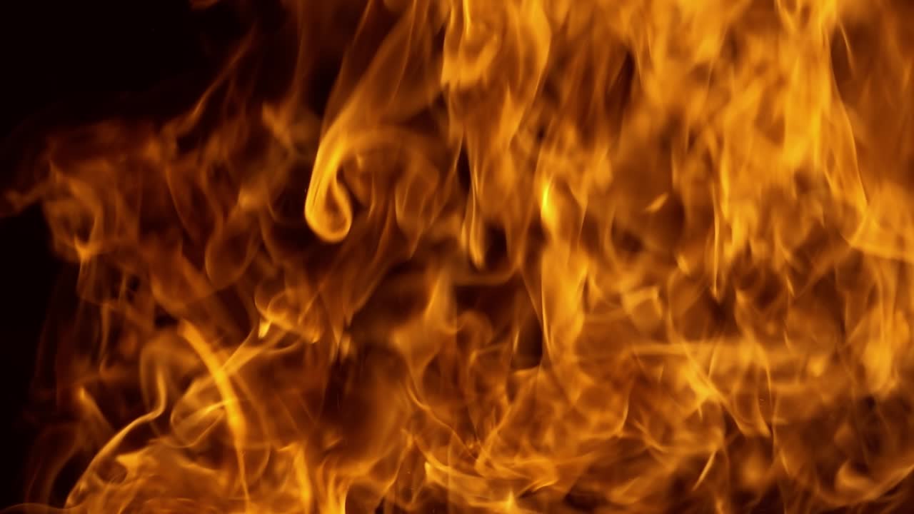 llamas de fuego sobre fondo negro en cámara lenta