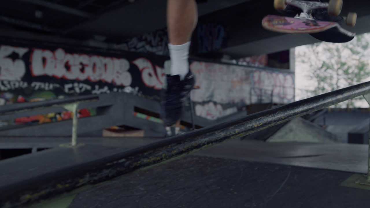 Skateboarder che tenta un trick su un rail all'aperto. Skater adolescente che salta con lo skate.