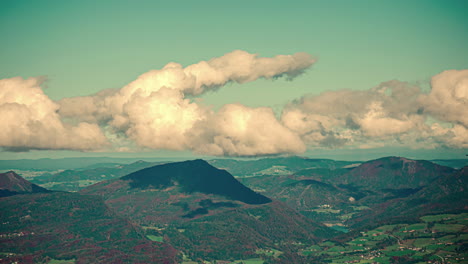 Lapso-De-Tiempo-Del-Paisaje-Nublado-Sobre-La-Pintoresca-Campiña-De-Austria