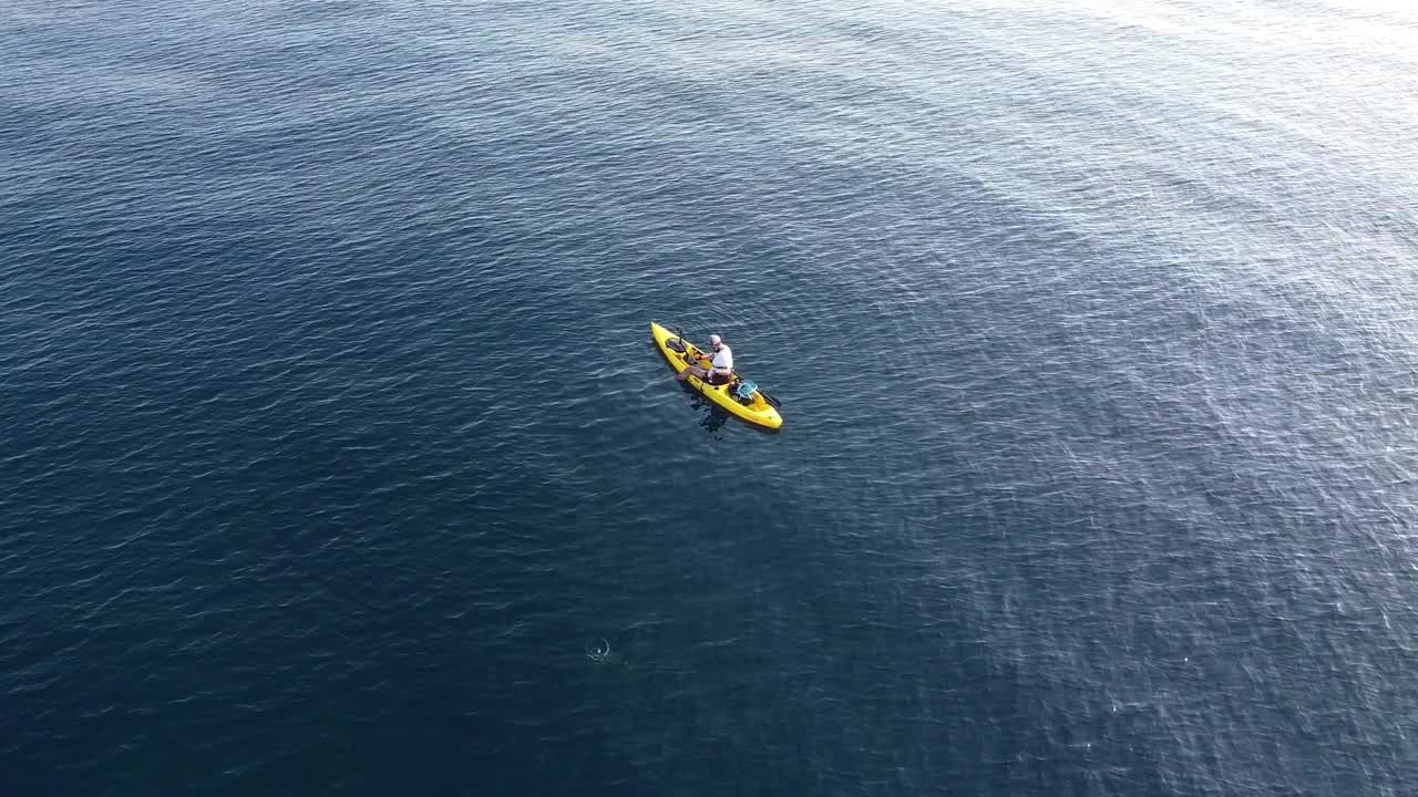 pesca en kayak, vista de dron de pesca al curricán