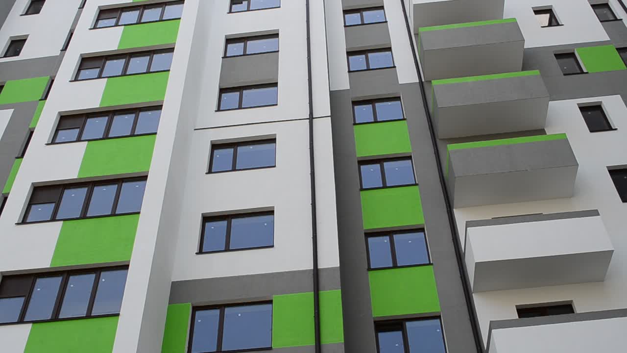 Condominio. Ripresa di una casa, momento della costruzione. Ripresa della facciata della casa
