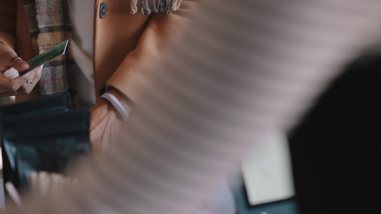 mujer afroamericana usando máquina de tarjeta de crédito escribiendo contraseña comprando café en una cafetería cliente haciendo pago en un restaurante