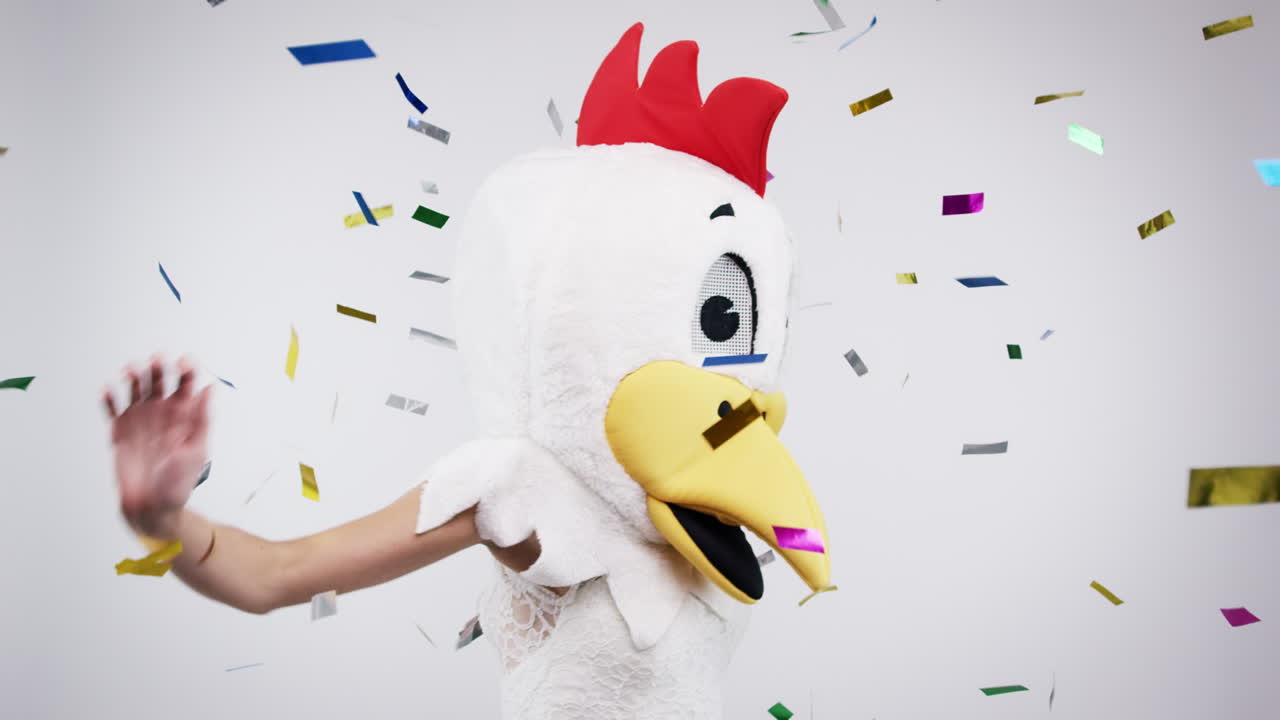 의복 을 입은 여자 가 콘페티 로 축하 하고 있다