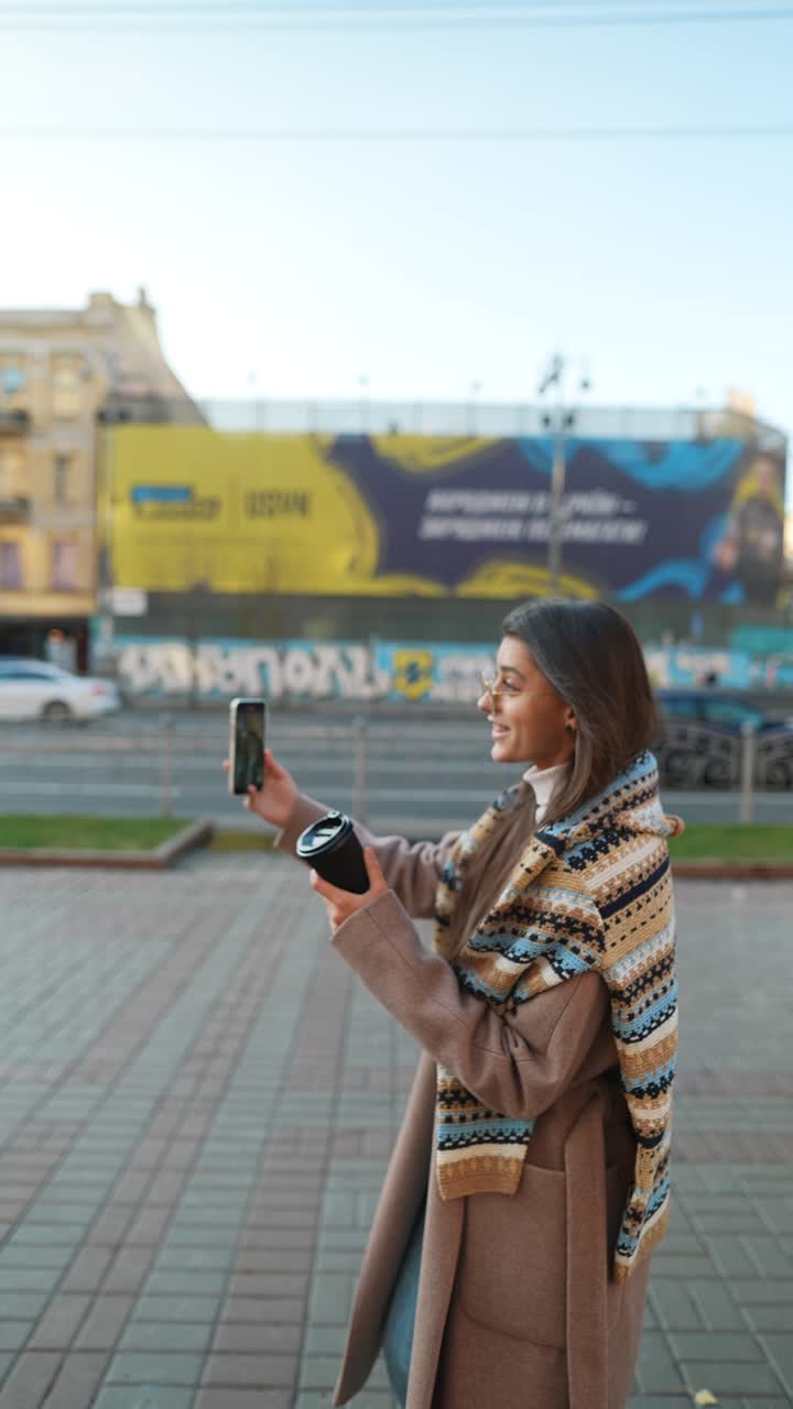 mujer haciendo una llamada de video en la calle