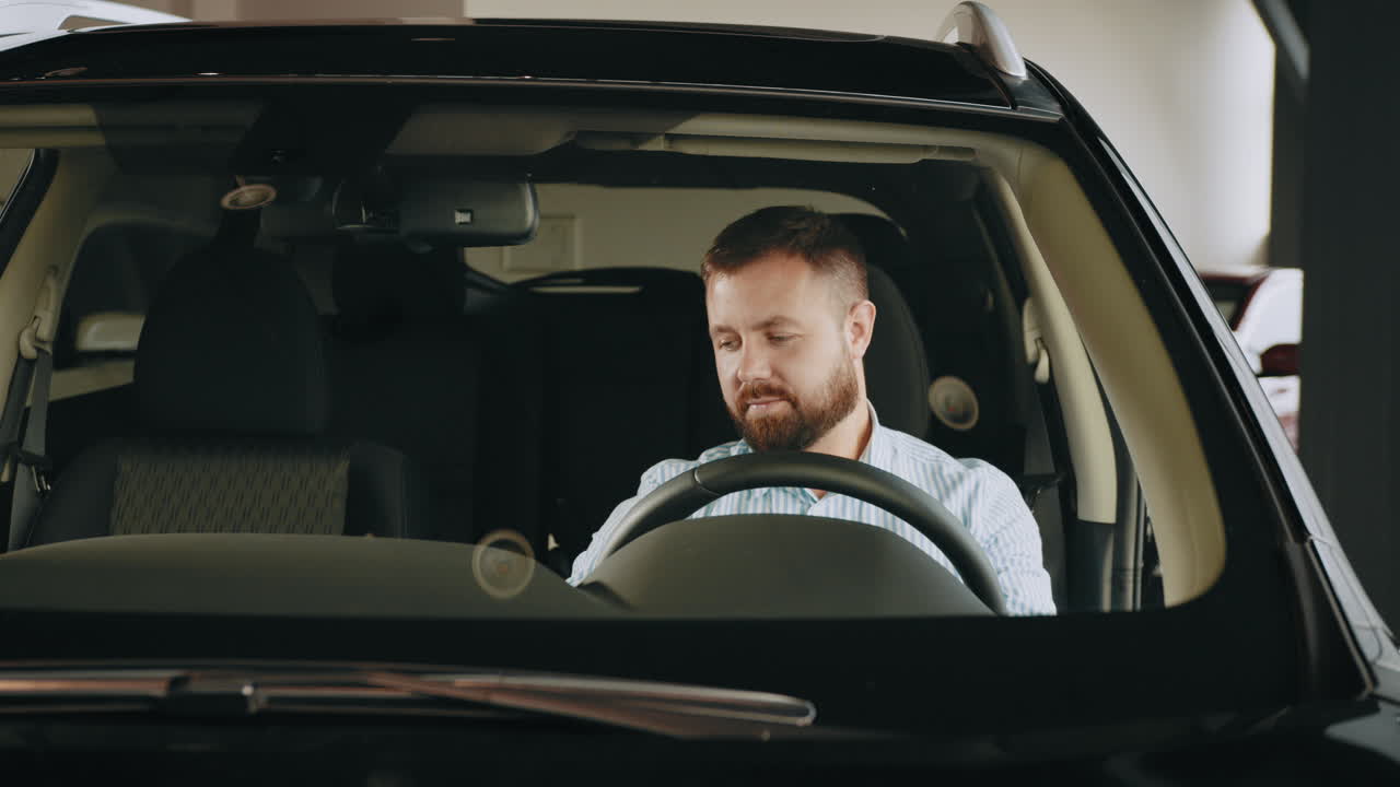 쇼 에서 자동차 를 운전 하는 사람