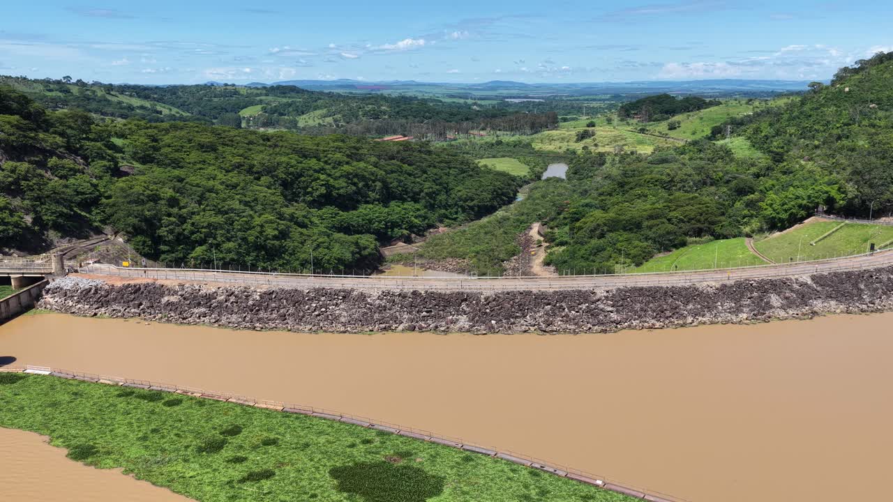 Represa Euclides da Cunha de São José do Rio Pardo em São Paulo, Brasil. Usina Elétrica. Paisagem da Barragem de Água. Horizonte Natural. Reservatório Euclides da Cunha em São José do Rio Pardo, São Paulo, Brasil.