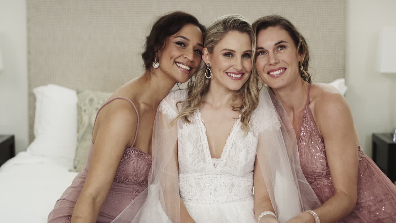 una hermosa novia joven abrazando a sus dos