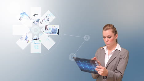 mujer de negocios usando una tableta para ver videos de arquitectos
