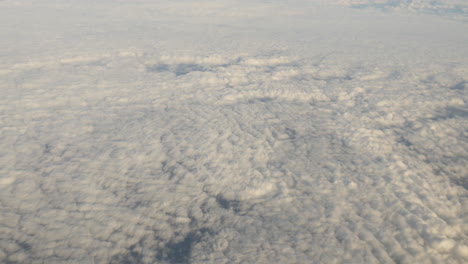 vista aérea de las nubes desde la ventana del avión tomada en alta resolución de 4k