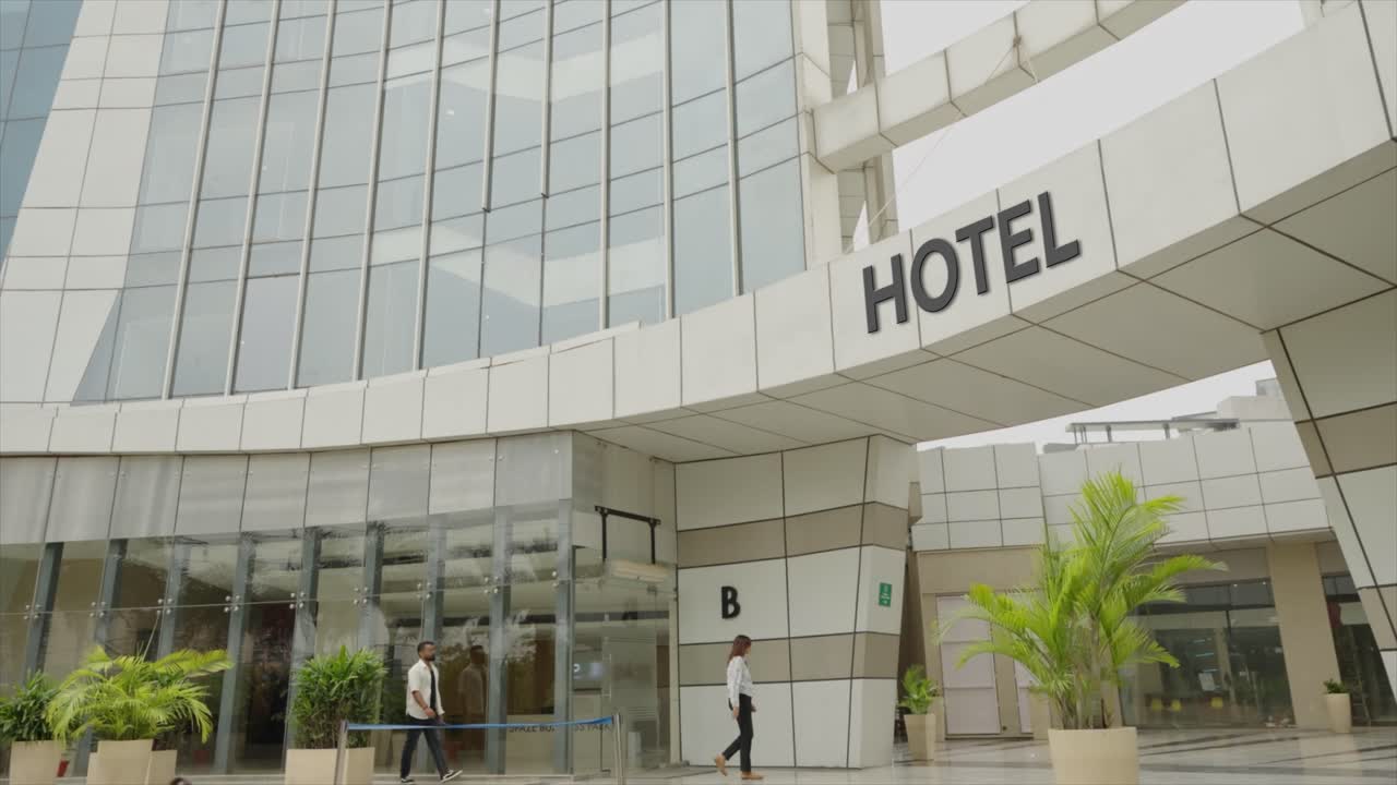 Personas que entran en el edificio del HOTEL