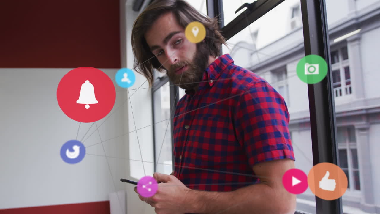 animación de iconos de los medios sobre un empresario caucásico que usa un teléfono inteligente