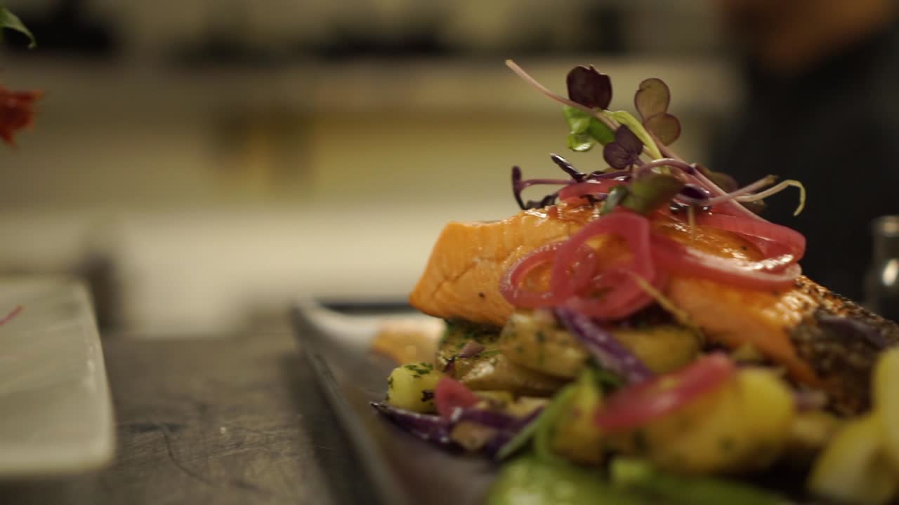 RALENTI - Présentation d'un plat de langouste de Nouvelle-Zélande, avec salade, pommes de terre, citron et saumon dans un restaurant de luxe - Détail en gros plan