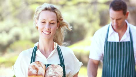 Lächelnde-Bäuerin-Hält-Brot