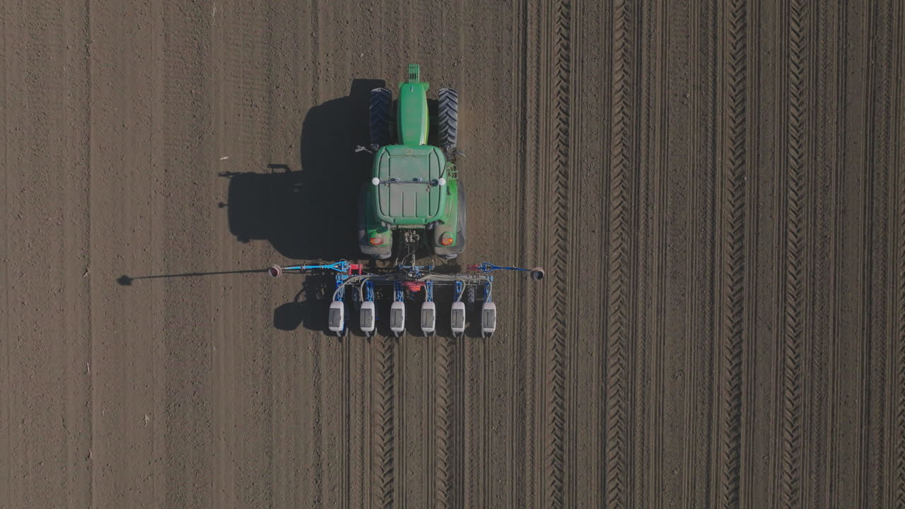 Vista aerea di un trattore che semina in un campo