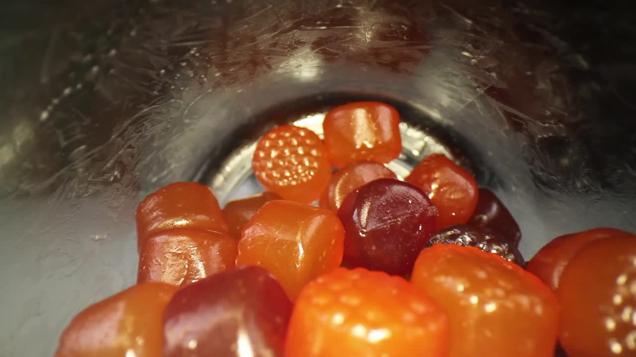 병을 열 때부터, 성인 멀티 비타민 병으로 빠르게 밀어 넣으십시오.