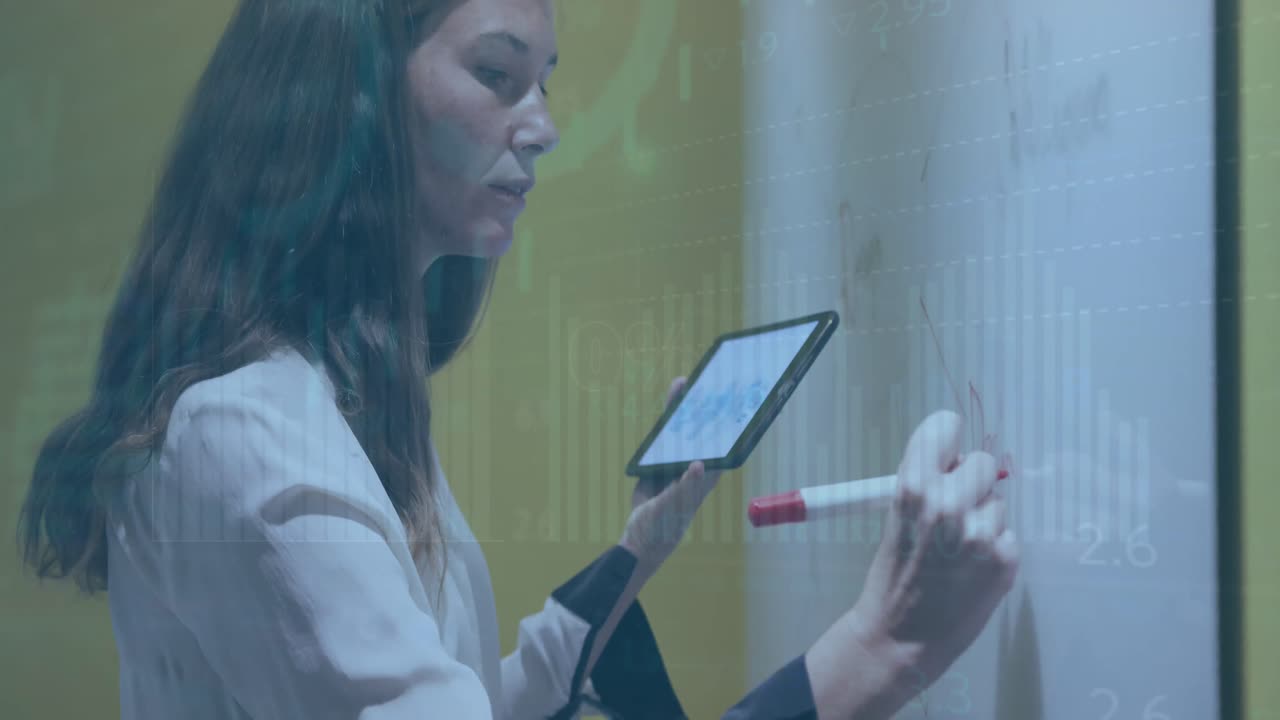 animación del procesamiento de datos financieros sobre una mujer de negocios caucásica en el cargo