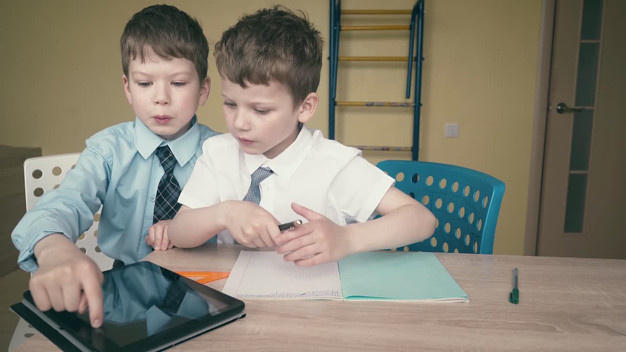 학생들은 숙제를 하고 노트북에 숫자를 적습니다. 그 중 한 명이 무엇을 해야 하는지 설명합니다.